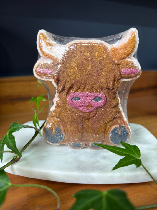 Goat milk shea butter bath bomb. Highland cow bath bomb. Excellent for birthdays and mother’s day gifts.